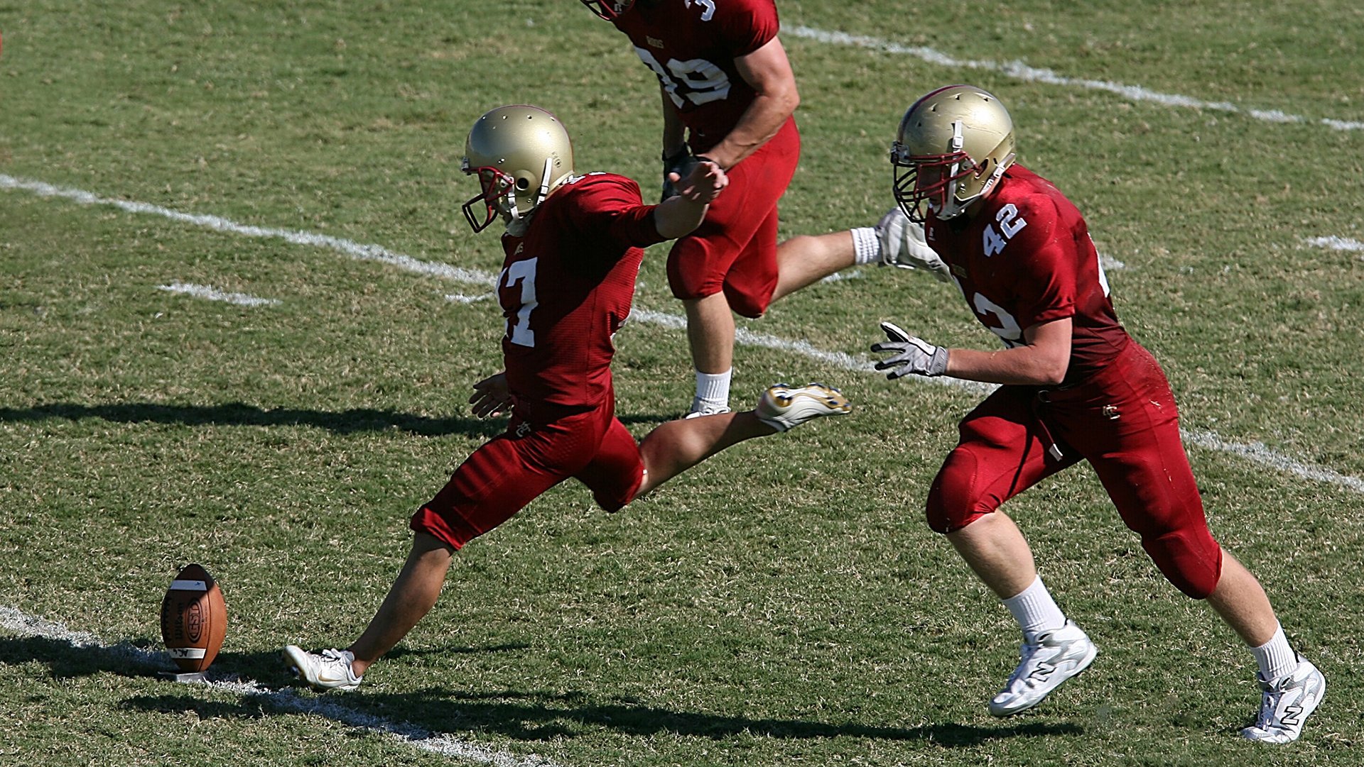 国足球员参与公益活动展现担当，足球公益活动的感想